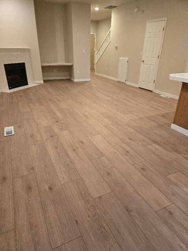 Foto del edificio - All Brand New flooring-$500 off 1st month !  Walking Trails & Park close by... easy access to Por...