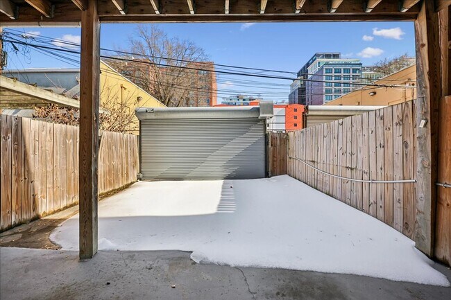 Foto del edificio - Spacious Renovated 3BR Residence Near The Wharf