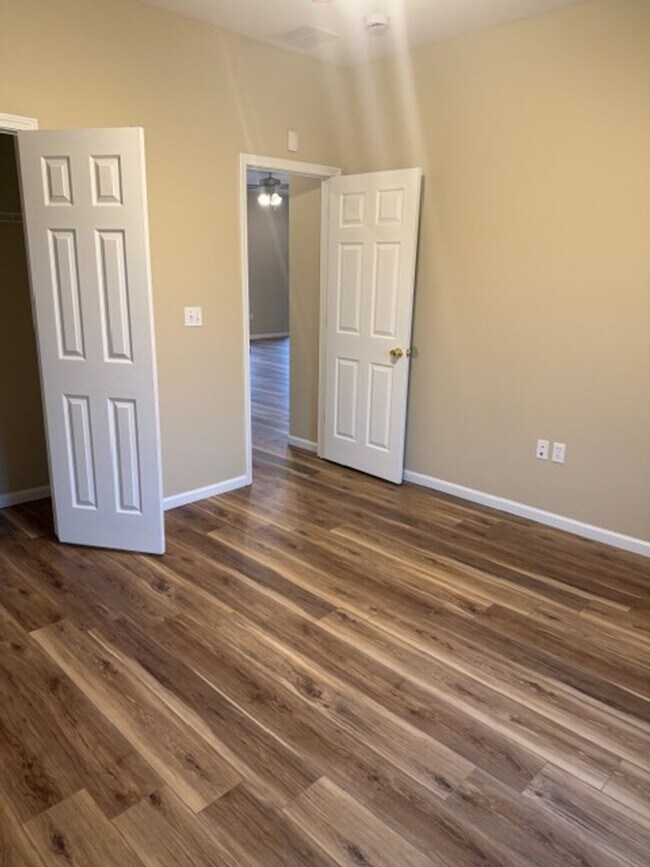 Building Photo - 3 Bedroom 2 full bath home with oversized 2 car garage new vinyl flooring and community pool access
