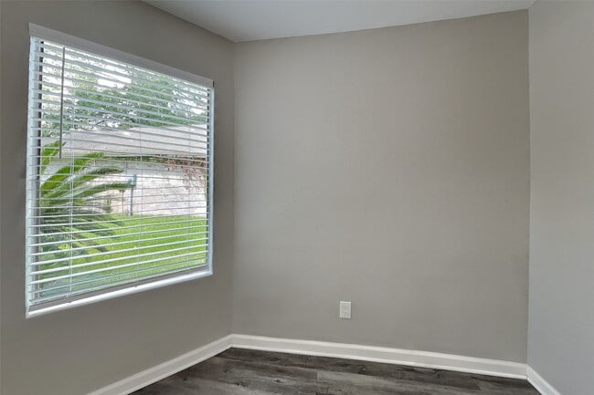 Foto del edificio - 8607 Pines Pl Dr