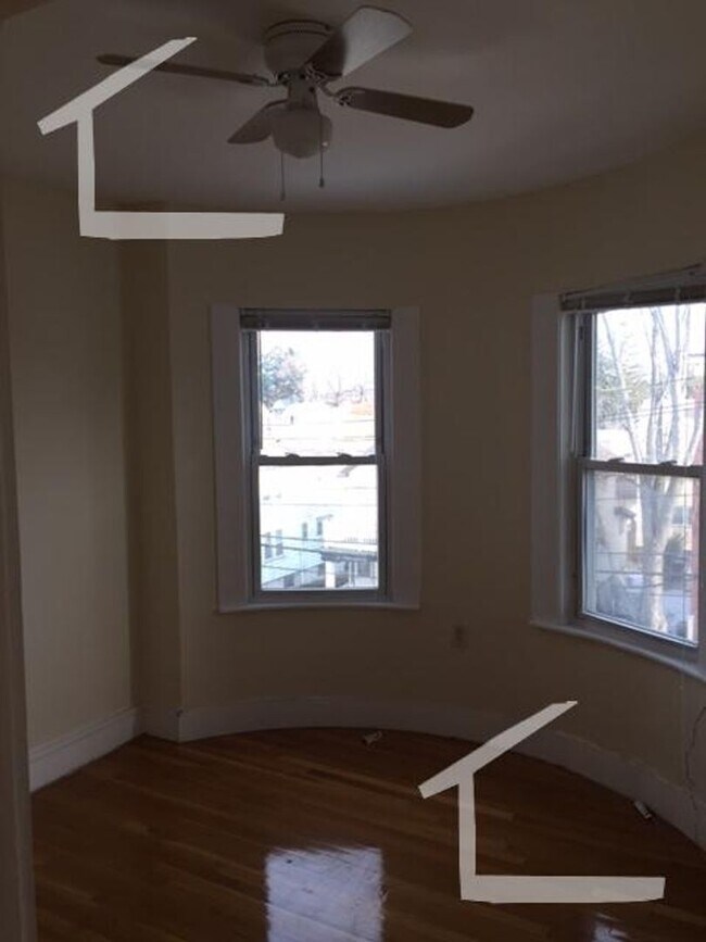 Foto del edificio - Spacious Four Bedroom Coming Available