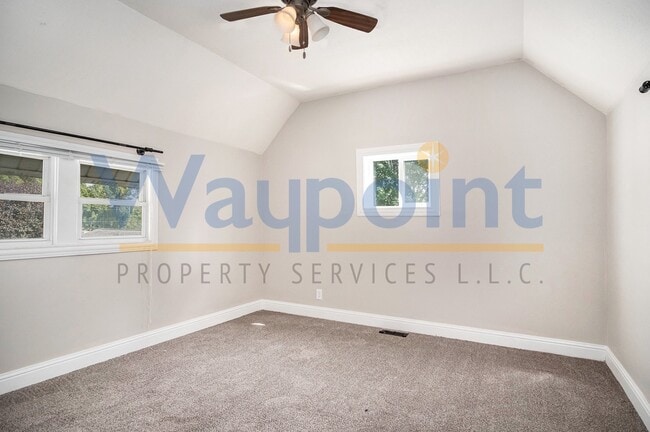 Building Photo - 114 E Maple St