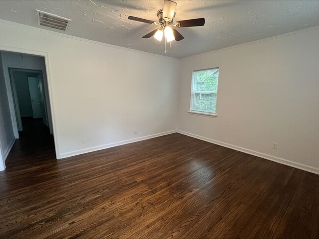 Foto del edificio - Beautiful Two Bedroom, One Bath Ready For ...
