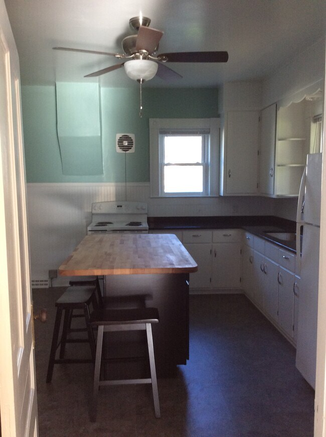 kitchen - 521 Cochrane St