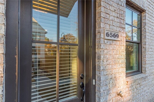Building Photo - 6569 Beacon Dr