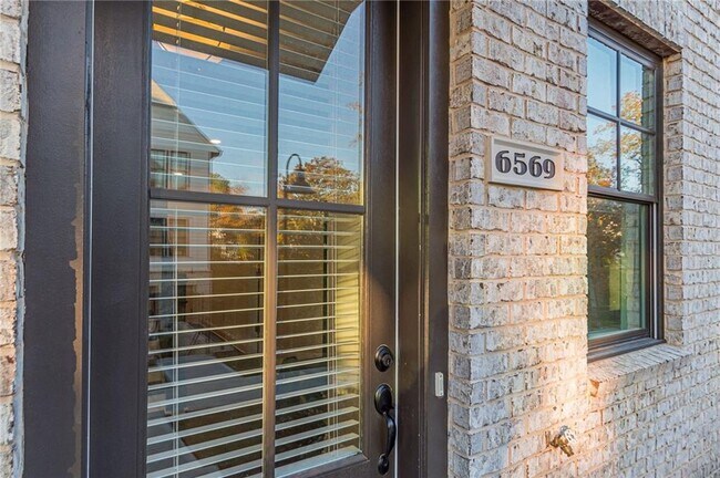 Foto del edificio - 6569 Beacon Dr