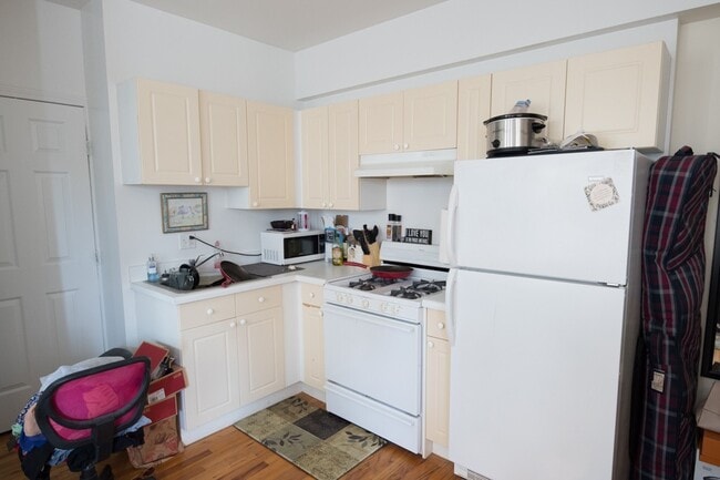Building Photo - 922 W Dakin St