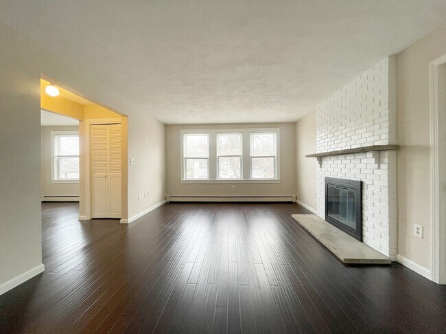 Building Photo - 72 Landseer St