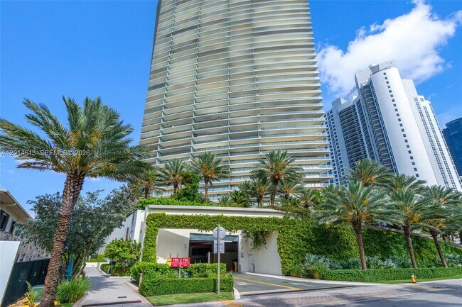 Foto del edificio - 18975 Collins Ave