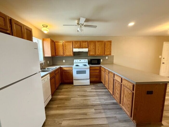 Building Photo - 2 Bedroom, 2 Bathroom Duplex!