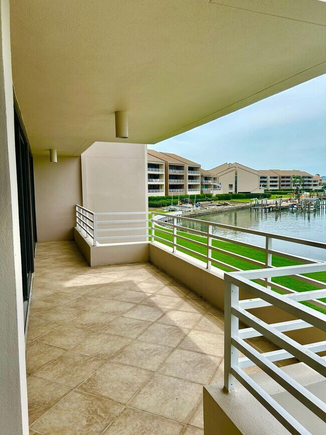 Foto del edificio - Beautifully Remodeled 2/2 Waterfront Unit in Gated Community!
