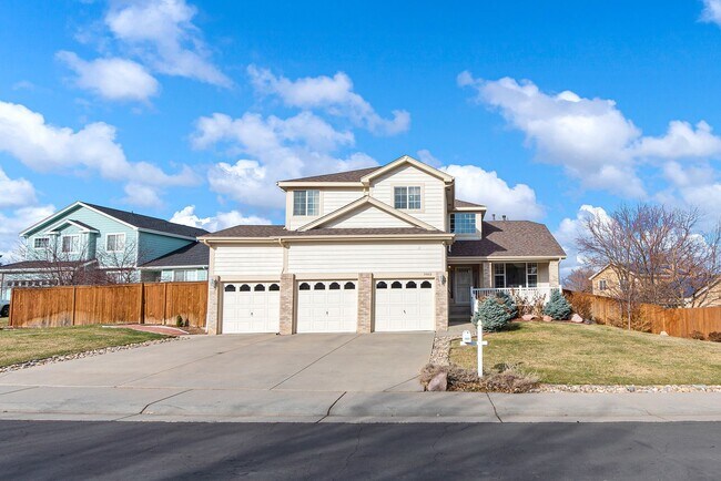 Foto del edificio - Long Realty & Property Management - Big home. Big yard. Big vibes. 6 beds 4 baths 3,556 sq ft Aur...