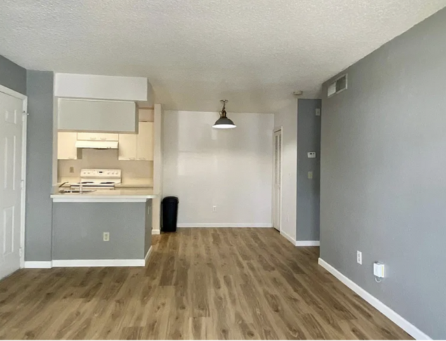 Building Photo - 2550 N Alafaya Trl