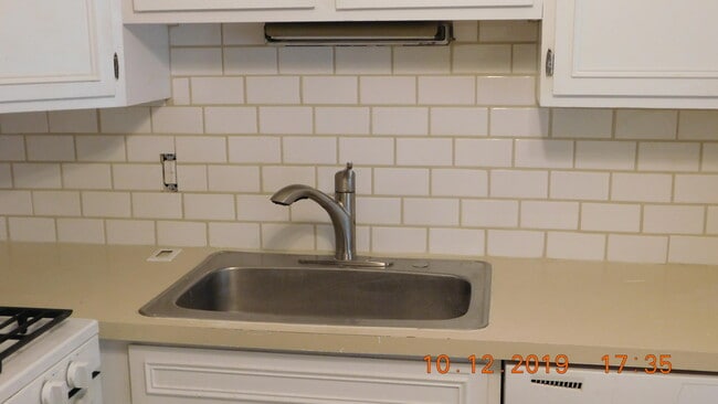 Building Photo - 444 N Fox Hills Dr