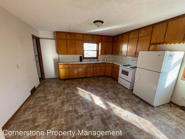 Building Photo - 3 br, 1 bath House - 122 E Elm St