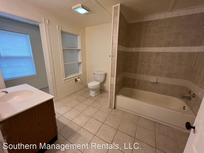 Building Photo - 4 br, 1 bath House - 411 Chestnut St  #1