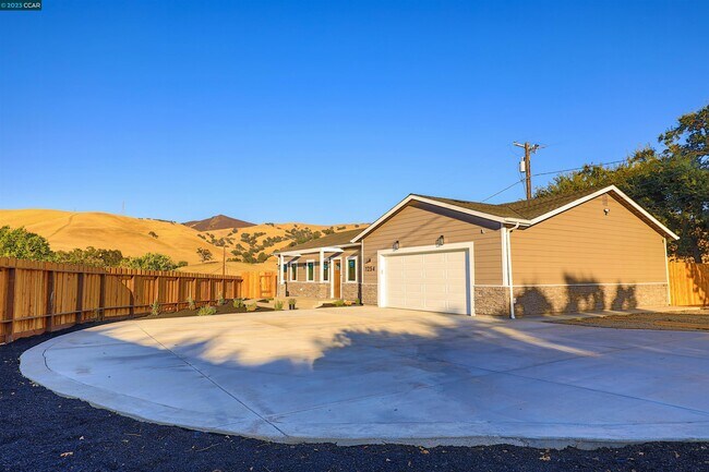 Building Photo - 425 Castle Rock Rd