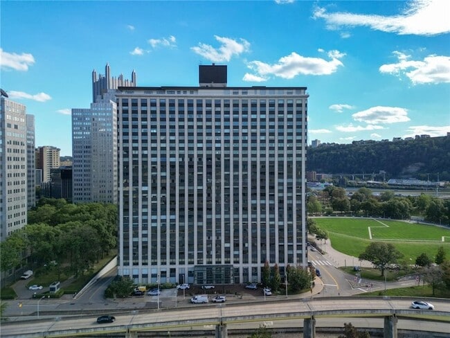 Foto del edificio - 320 Fort Duquesne Blvd