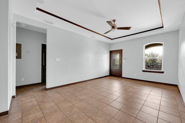 Iluminación natural en todo el apartamento. - 801 E Daffodil