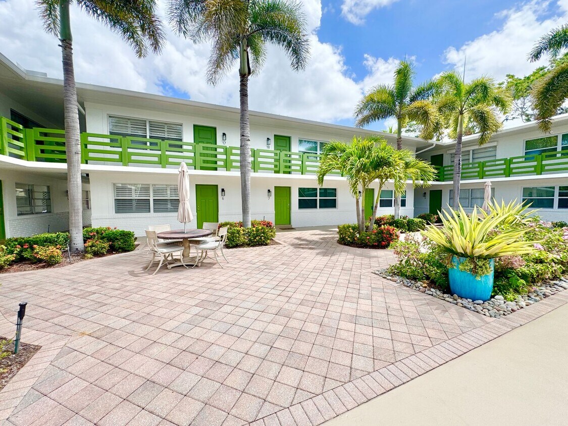 Foto principal - ** OLDE NAPLES ** 1 BED / 1 BATH ** CONDO ...