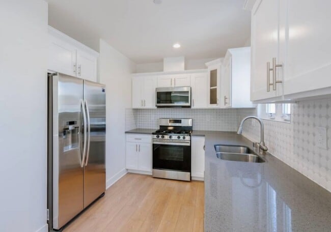 Building Photo - 429 1/2 Heliotrope Dr