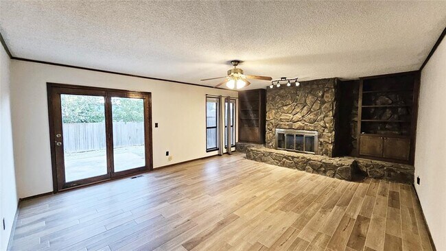 Building Photo - 211 Redbud St