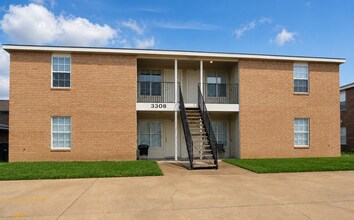 Building Photo - 3308 Hereford Ln