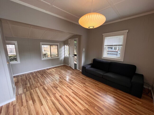 Building Photo - CHARMING STUDIO COTTAGE HOME WITH PRIVATE YARD