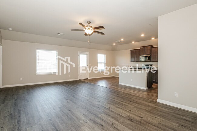 Building Photo - 1600 Maroon Dr