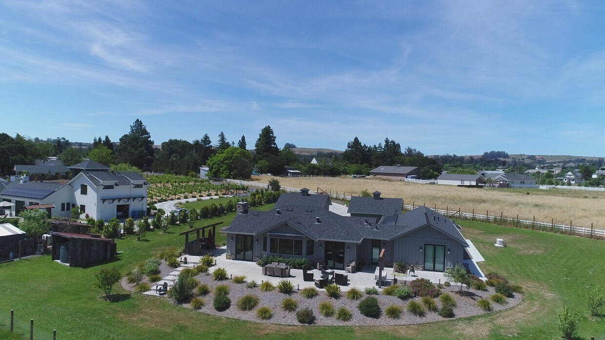 Foto principal - 974 Thompson Ln