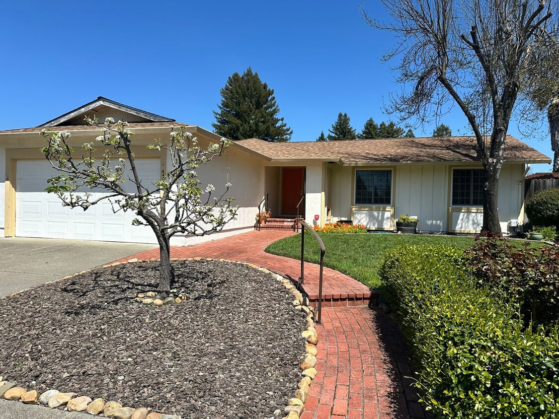 Foto principal - 3 Bedroom - North Napa (cross street Salva...