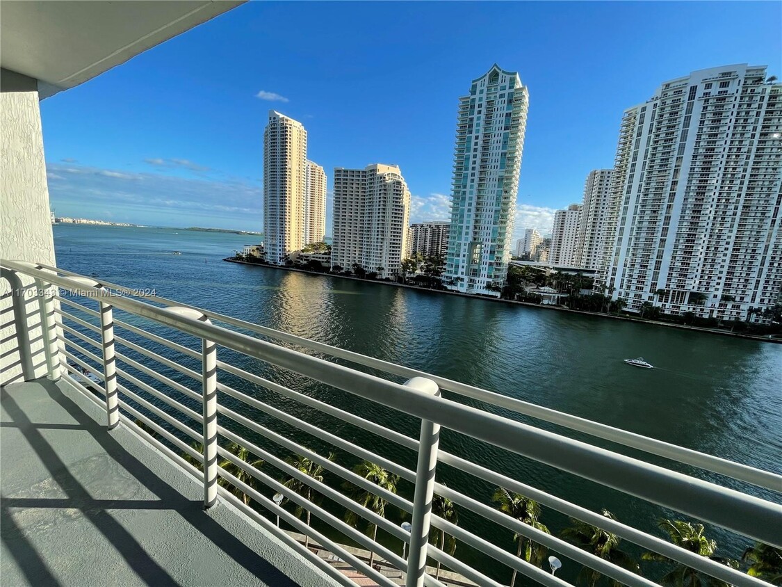 Foto principal - 325 S Biscayne Blvd