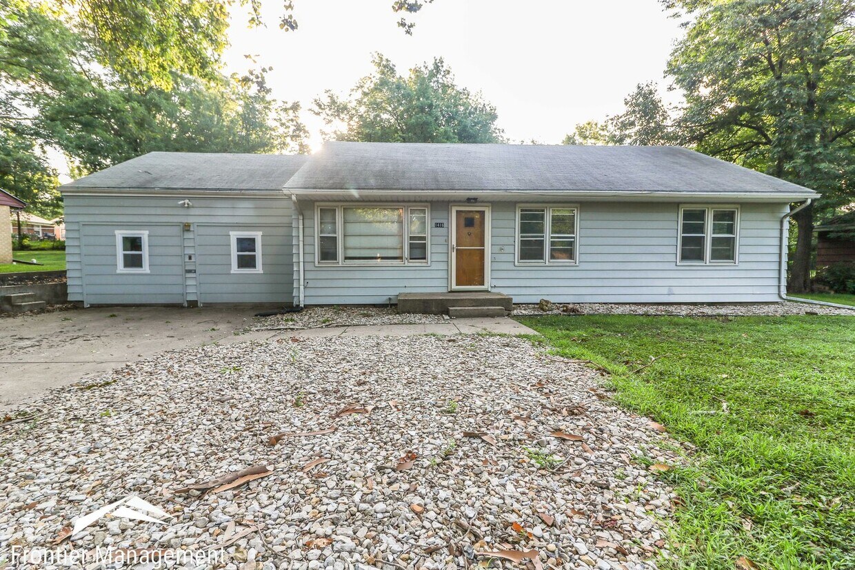 Primary Photo - 5 bedroom home for a great price! Located ...
