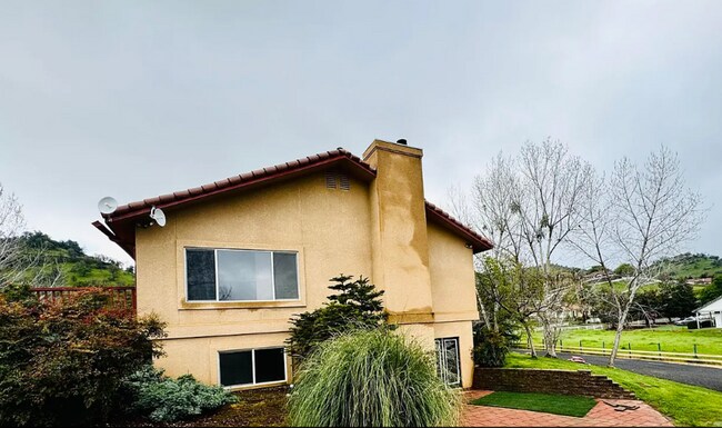 Foto del edificio - Huge 5 bedroom Home in Scenic Setting