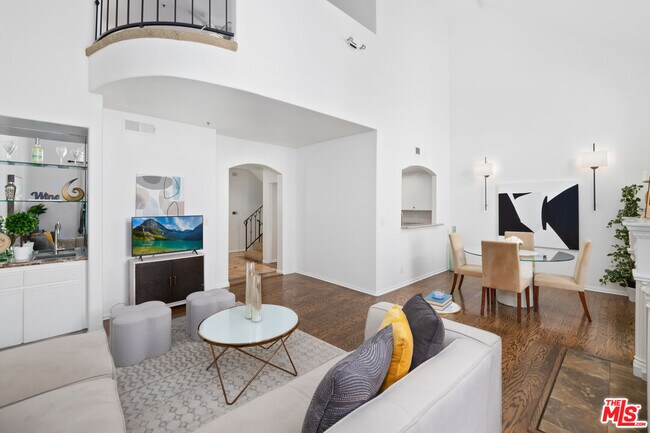 Foto del edificio - 930 N Doheny Dr