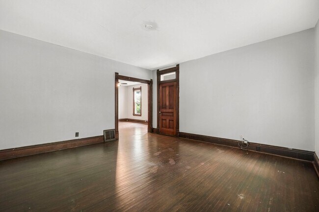 Foto del edificio - NEW LISTING -5 BEDROOM HOUSE!