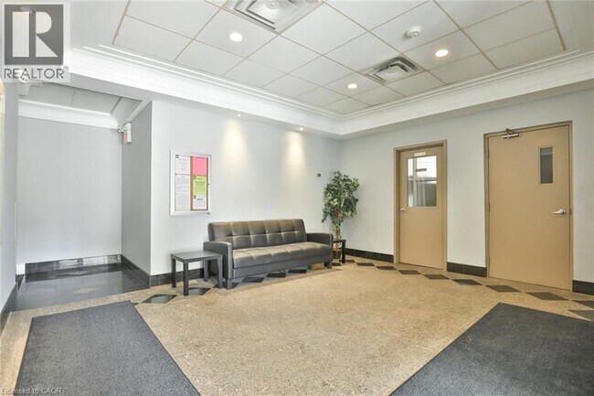 Photo du bâtiment - 400 York Blvd