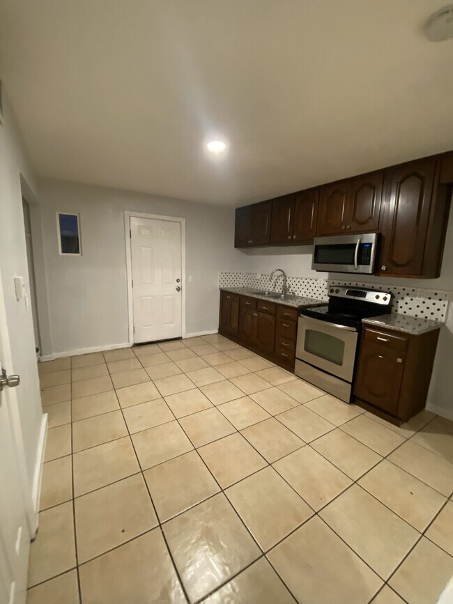 Foto del edificio - 7901 Montgomery Ave