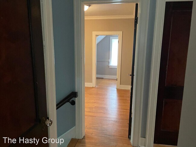 Building Photo - 3 br, 2.5 bath House - 426 W 61st Ter