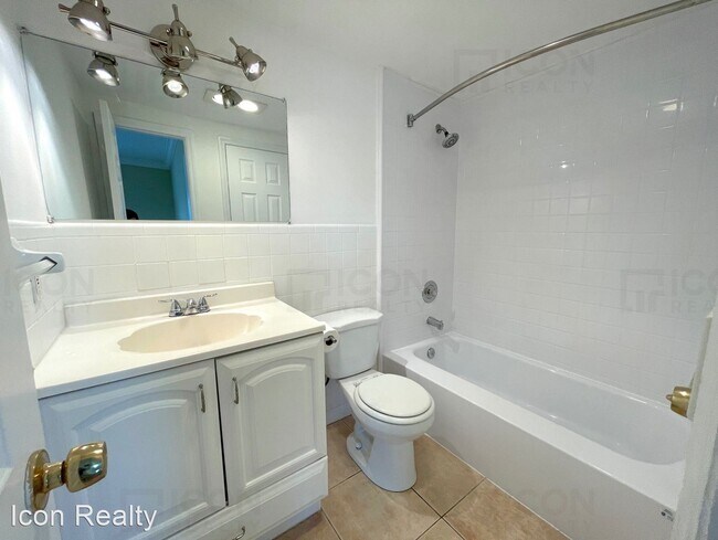 Building Photo - 1 br, 1 bath House - 1100 NE 9th Avenue #201