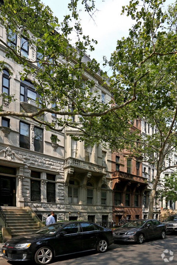Building Photo - 118 W 74th St