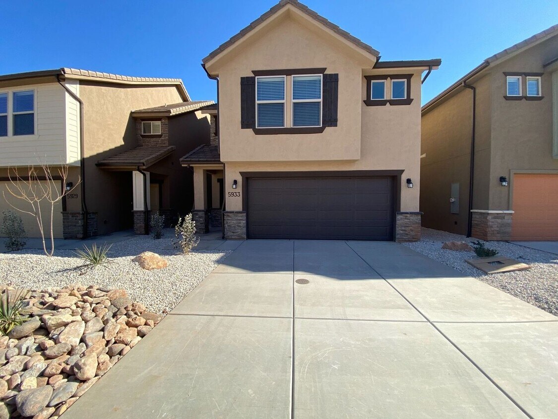 Primary Photo - Beautiful 4 bed and 2.5 Bath in Desert Bluff Townhomes at Desert Canyons
