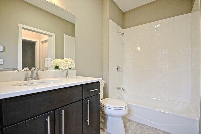 Building Photo - Gorgeous 1 Bedroom In Portland's West End