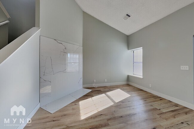 Building Photo - 4336 N Fox Point Dr