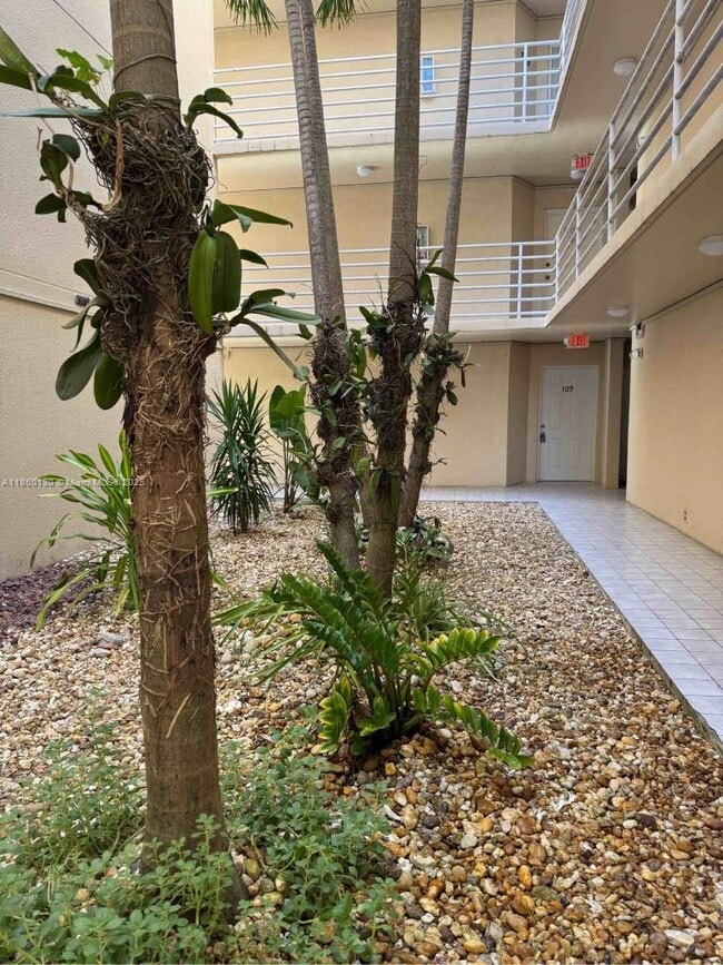 Foto del edificio - 8045 NW 7th St