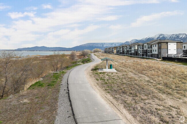 Utah Lake Shore Trail is the perfect place to take a relaxing walk.