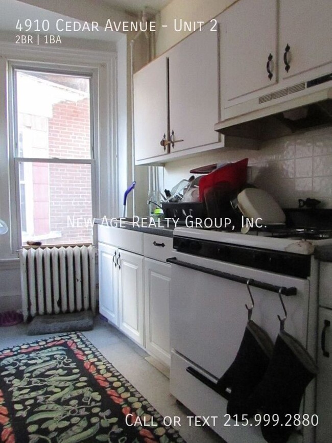 Building Photo - Large 2 bedroom, 1 bathroom apartment loca...