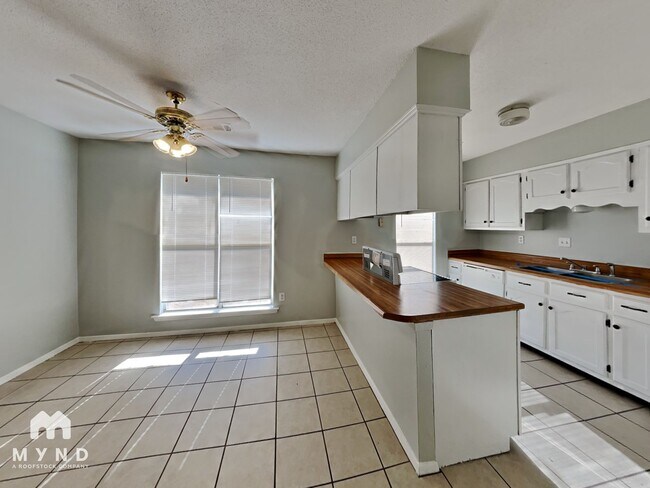 Foto del edificio - 3405 Laurel Dr