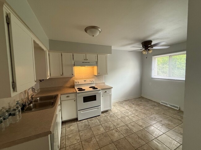 Building Photo - 542 S Newman Rd