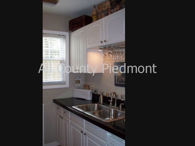 Building Photo - 1544 Pecan Ave